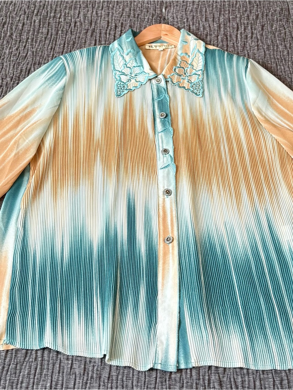 Vintage Sweet Tiger pleated Fashion Blouse. - Picture 7 of 10